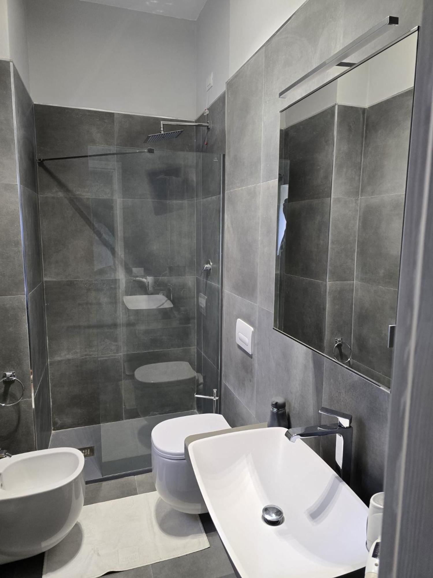 La Villa Apartments Tinaia - Excellent For Sardegna & Corsica - 6-8 Beds - Private Parking Included With Camera ลีวอร์โน ภายนอก รูปภาพ
